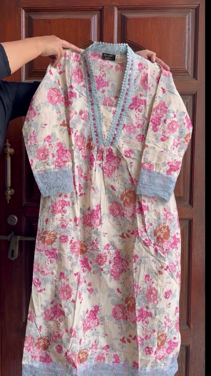 🌺 Premium Cream & Pink Floral Printed Long Kurta for Women – Elegant V-Neck Ethnic Wear with Contrast Blue Embroidered Borders & Graceful Sleeves 🌺