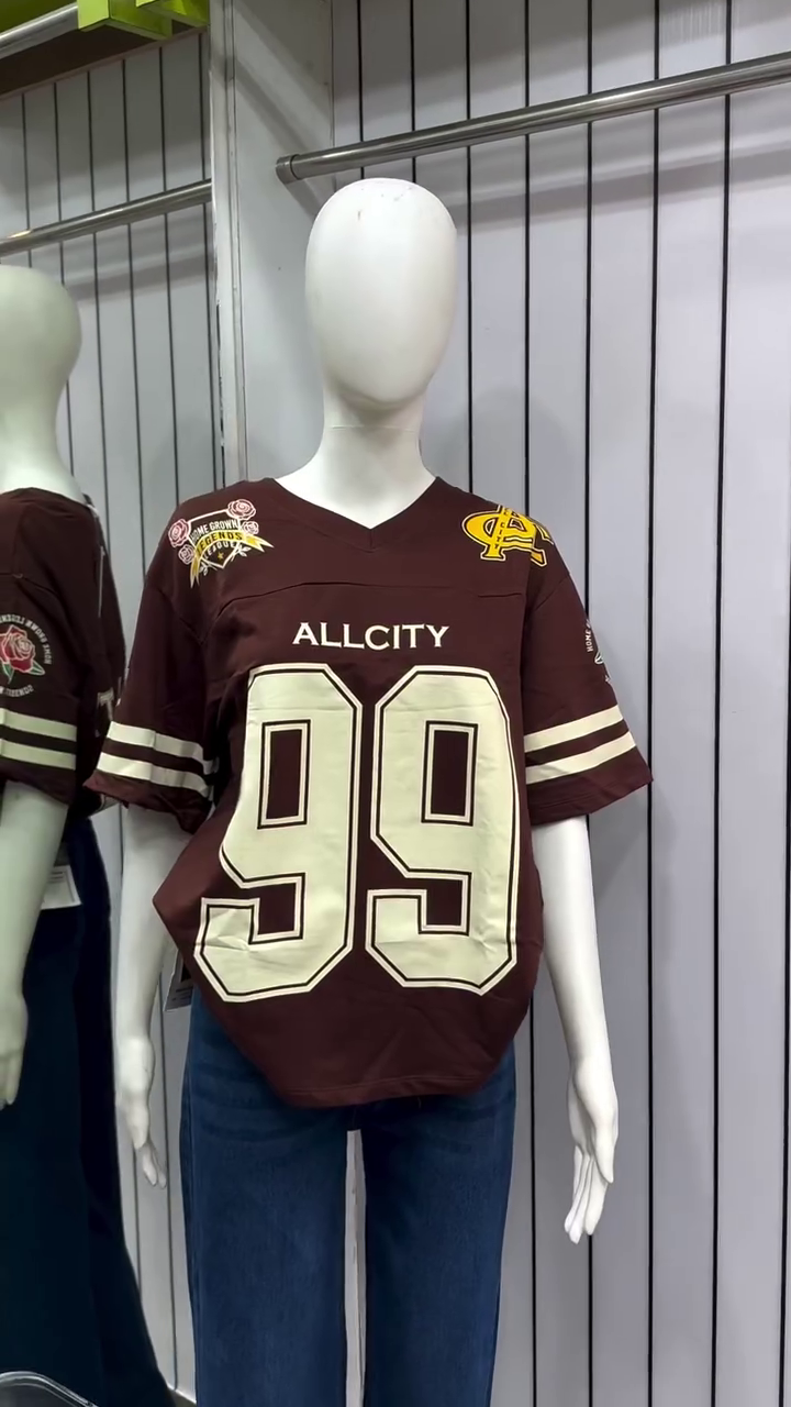 🔥 Women's  Oversized Brown 99 Graphic Sports Jersey T-Shirt – Relaxed Streetwear Fit with Bold Front Number Print, Contrast Sleeve Stripes, V-Neck Design & Statement Athletic-Inspired Style 🏆👕