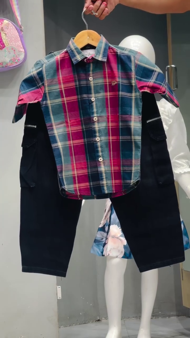 ✨ Kids’ Trendy Multicolor Checked Button-Down Shirt with Smart Collar & Matching Comfortable Black Utility Shorts Set 👕🩳💙