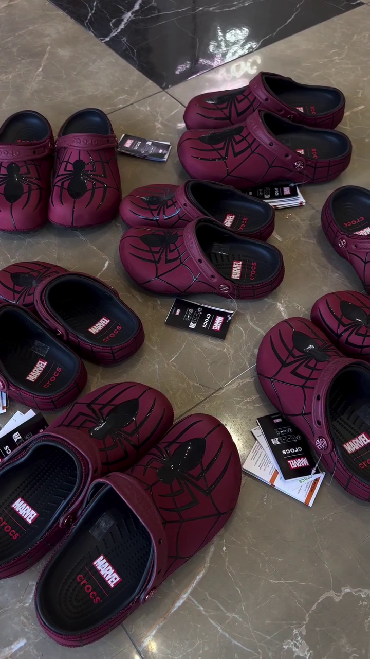 🕷️ Trendy Burgundy Spider Graphic Clog-Style Slip-On Shoes with Bold Web Print | Lightweight Casual Comfort Footwear with Adjustable Back Strap for Everyday Wear 👟✨