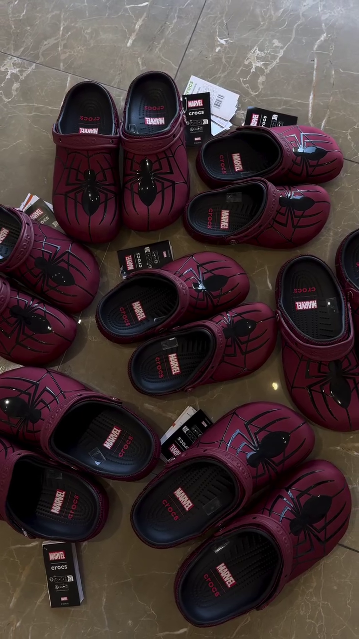 🕷️ Trendy Burgundy Spider Graphic Clog-Style Slip-On Shoes with Bold Web Print | Lightweight Casual Comfort Footwear with Adjustable Back Strap for Everyday Wear 👟✨