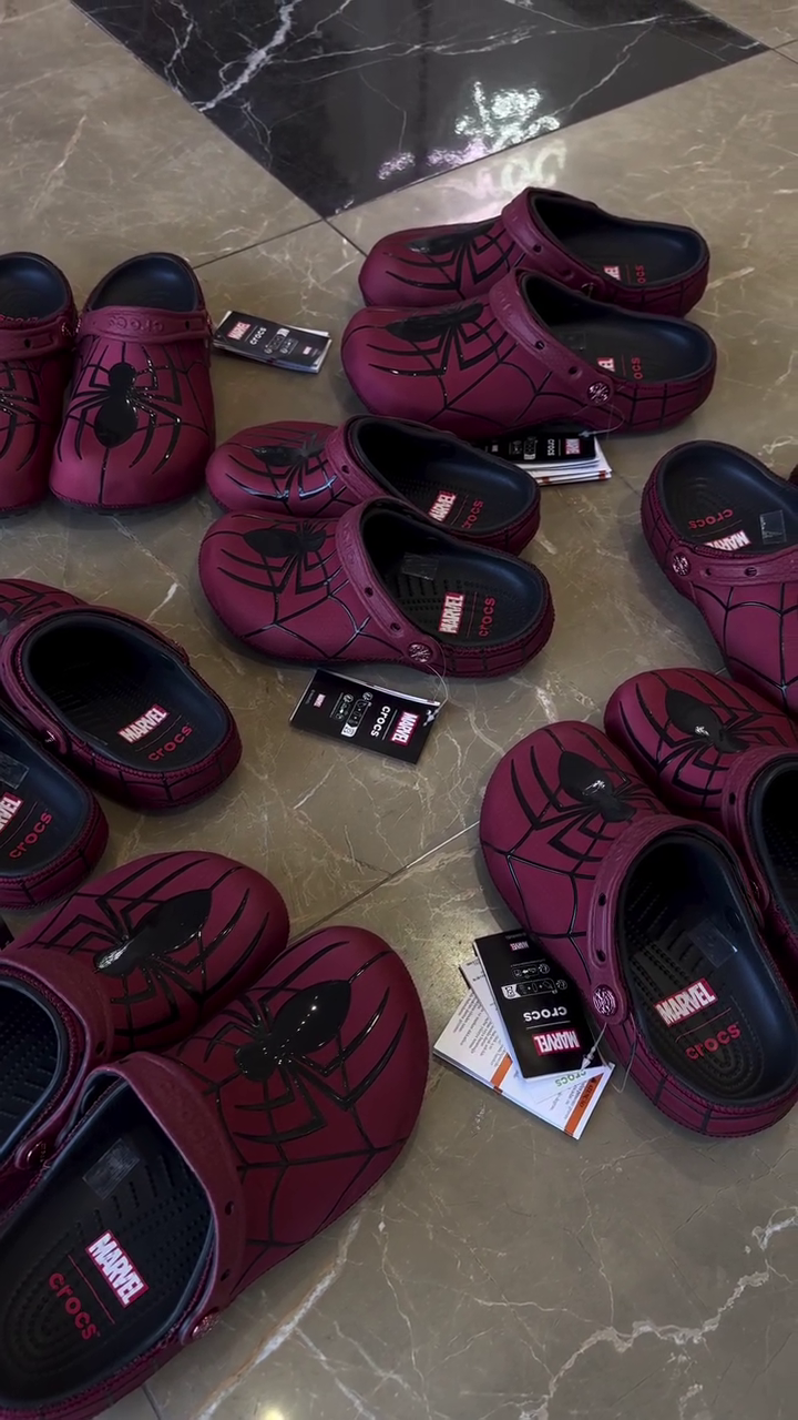 🕷️ Trendy Burgundy Spider Graphic Clog-Style Slip-On Shoes with Bold Web Print | Lightweight Casual Comfort Footwear with Adjustable Back Strap for Everyday Wear 👟✨