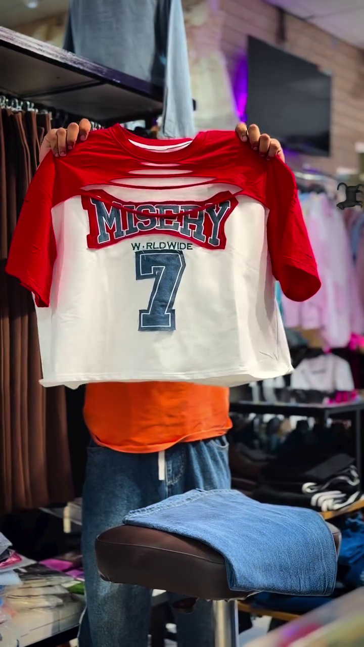❤️ Trendy Red & White Graphic Printed Short-Sleeve Crop T-Shirt for Women | Stylish Contrast Sleeve Casual Streetwear Top with Statement Front Design ✨👚
