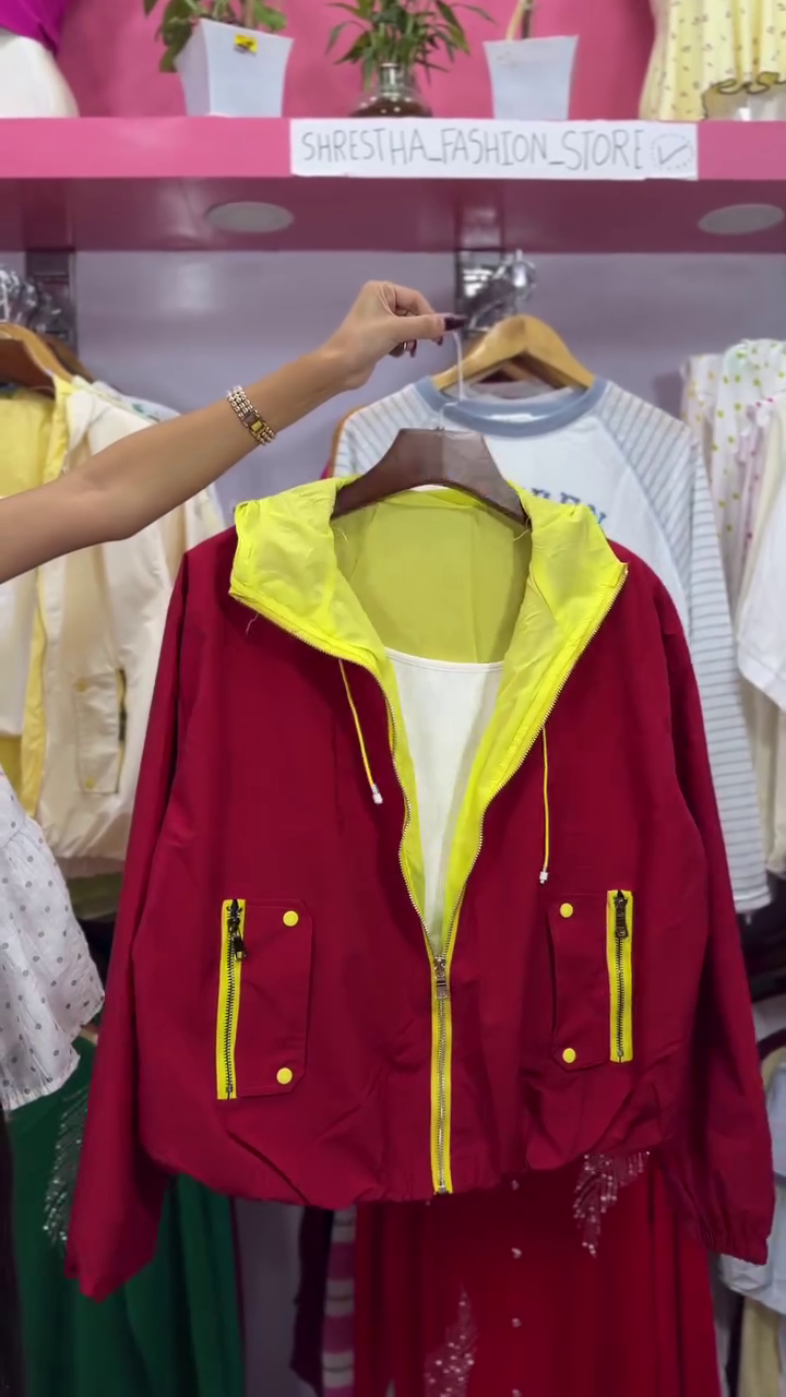 Stylish Women’s Lightweight Hooded Zip-Up Jacket with Contrast Lining & Functional Zipper Pockets