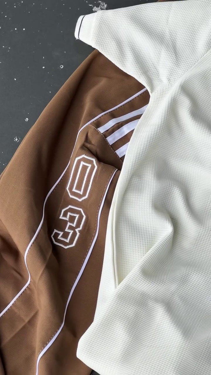 Men’s Contemporary Off-White Textured Short-Sleeve Top with Stylish Brown Contrast Panel Detailing, Sporty Number-Inspired Patch Design and Coordinated Modern Casual Styling 🤎🤍✨