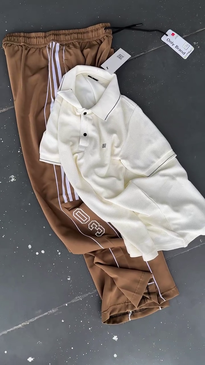 Men’s Contemporary Off-White Textured Short-Sleeve Top with Stylish Brown Contrast Panel Detailing, Sporty Number-Inspired Patch Design and Coordinated Modern Casual Styling 🤎🤍✨