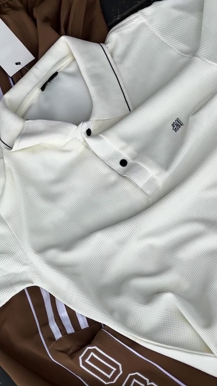 Men’s Contemporary Off-White Textured Short-Sleeve Top with Stylish Brown Contrast Panel Detailing, Sporty Number-Inspired Patch Design and Coordinated Modern Casual Styling 🤎🤍✨