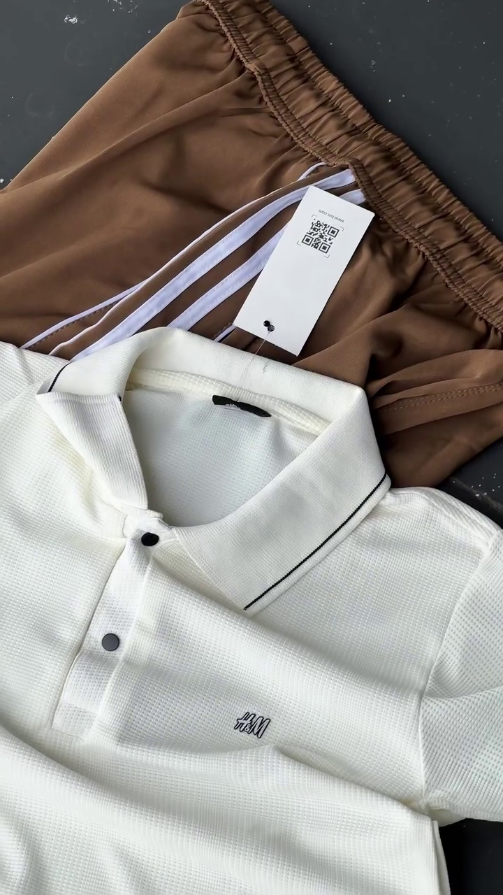 Men’s Contemporary Off-White Textured Short-Sleeve Top with Stylish Brown Contrast Panel Detailing, Sporty Number-Inspired Patch Design and Coordinated Modern Casual Styling 🤎🤍✨