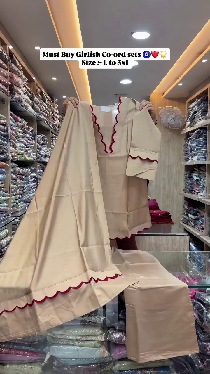 Girls’ Elegant Beige Ethnic Kurta and Matching Bottom Set with Beautiful Maroon Scalloped Border Detailing, Decorative Neckline, Coordinated Dupatta and Graceful Traditional Silhouette 🌸🤎✨