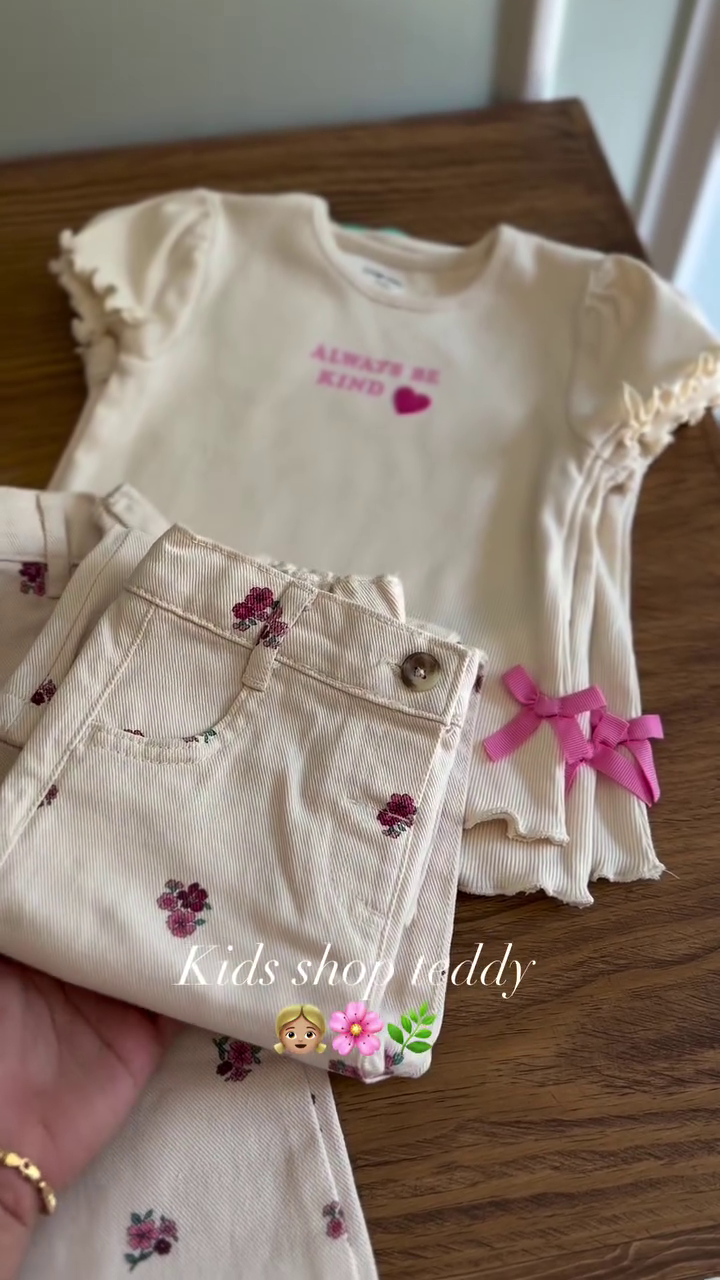 Girls’ Adorable Cream Short-Sleeve Top and Matching Floral Printed Casual Pants Set with Delicate Pink Flower Motifs, Cute Bow Detail and Comfortable Everyday Styling 🌸🎀✨