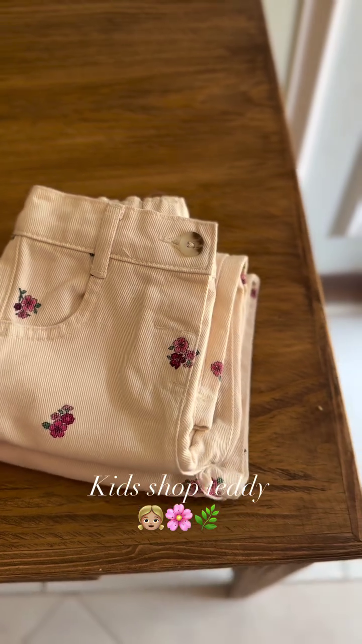 Girls’ Adorable Cream Short-Sleeve Top and Matching Floral Printed Casual Pants Set with Delicate Pink Flower Motifs, Cute Bow Detail and Comfortable Everyday Styling 🌸🎀✨