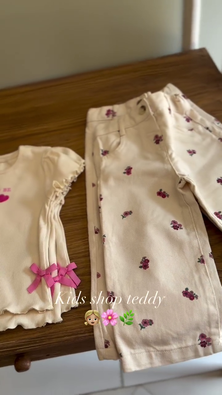 Girls’ Adorable Cream Short-Sleeve Top and Matching Floral Printed Casual Pants Set with Delicate Pink Flower Motifs, Cute Bow Detail and Comfortable Everyday Styling 🌸🎀✨