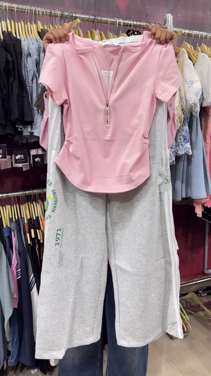 Girls’ Trendy Soft Pink Half-Zip Casual Top with Comfortable Grey Wide-Leg Track Pants Featuring Contrast Side Stripes and Stylish Printed Detailing for Active Everyday Fashion 💗🩶✨