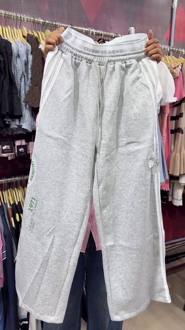 Girls’ Trendy Soft Pink Half-Zip Casual Top with Comfortable Grey Wide-Leg Track Pants Featuring Contrast Side Stripes and Stylish Printed Detailing for Active Everyday Fashion 💗🩶✨