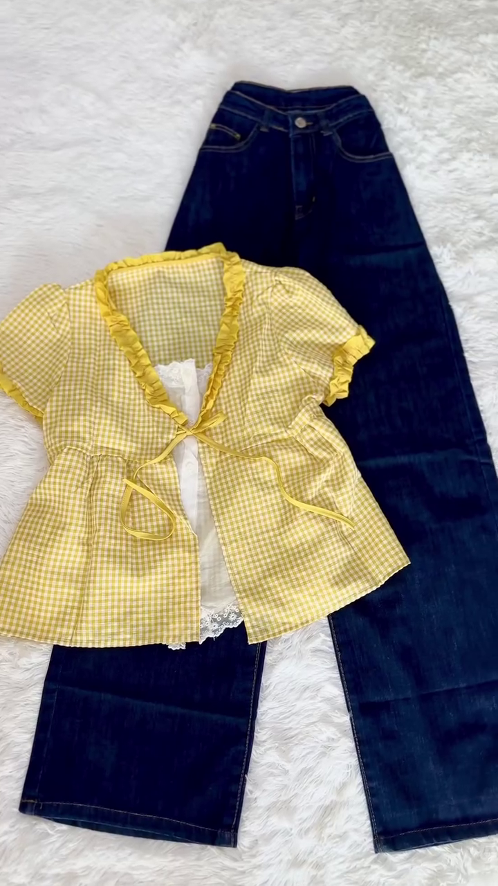 Vintage-Inspired Red and White Gingham Patterned Short-Sleeve Cardigan with Front Tie-Up Ribbon Paired with Dark Wash Straight-Fit Denims 👖
