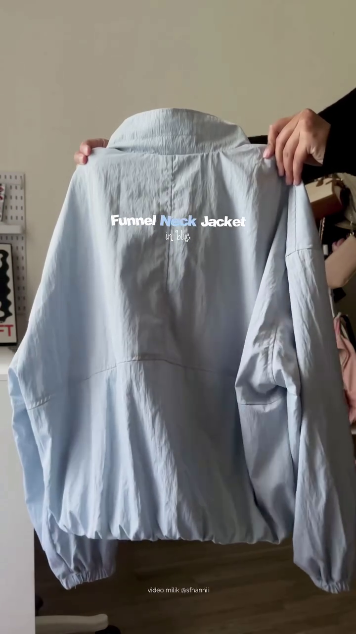Modern Light Blue Funnel Neck Lightweight Windbreaker Jacket with Front Zipper and Checkered Collar Lining 🌬️