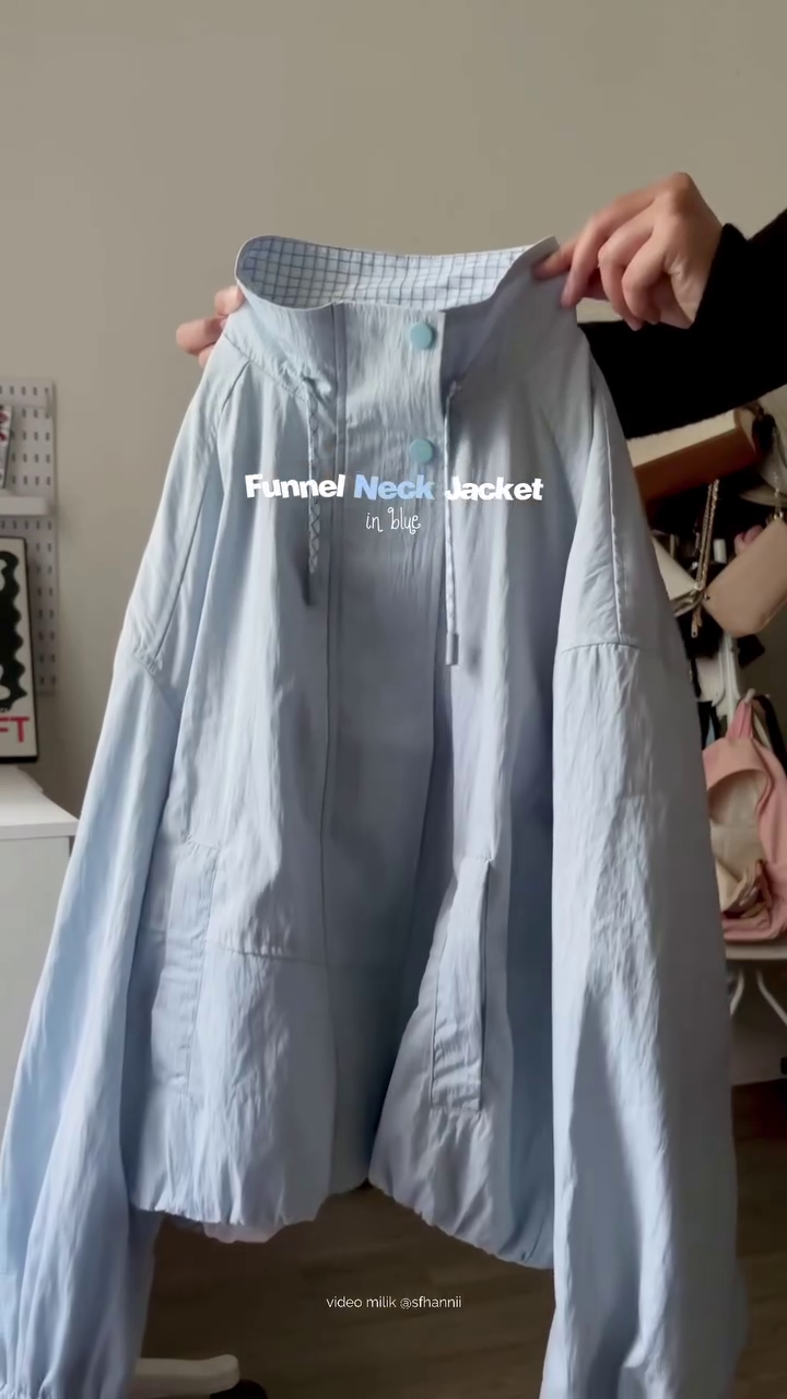 Modern Light Blue Funnel Neck Lightweight Windbreaker Jacket with Front Zipper and Checkered Collar Lining 🌬️