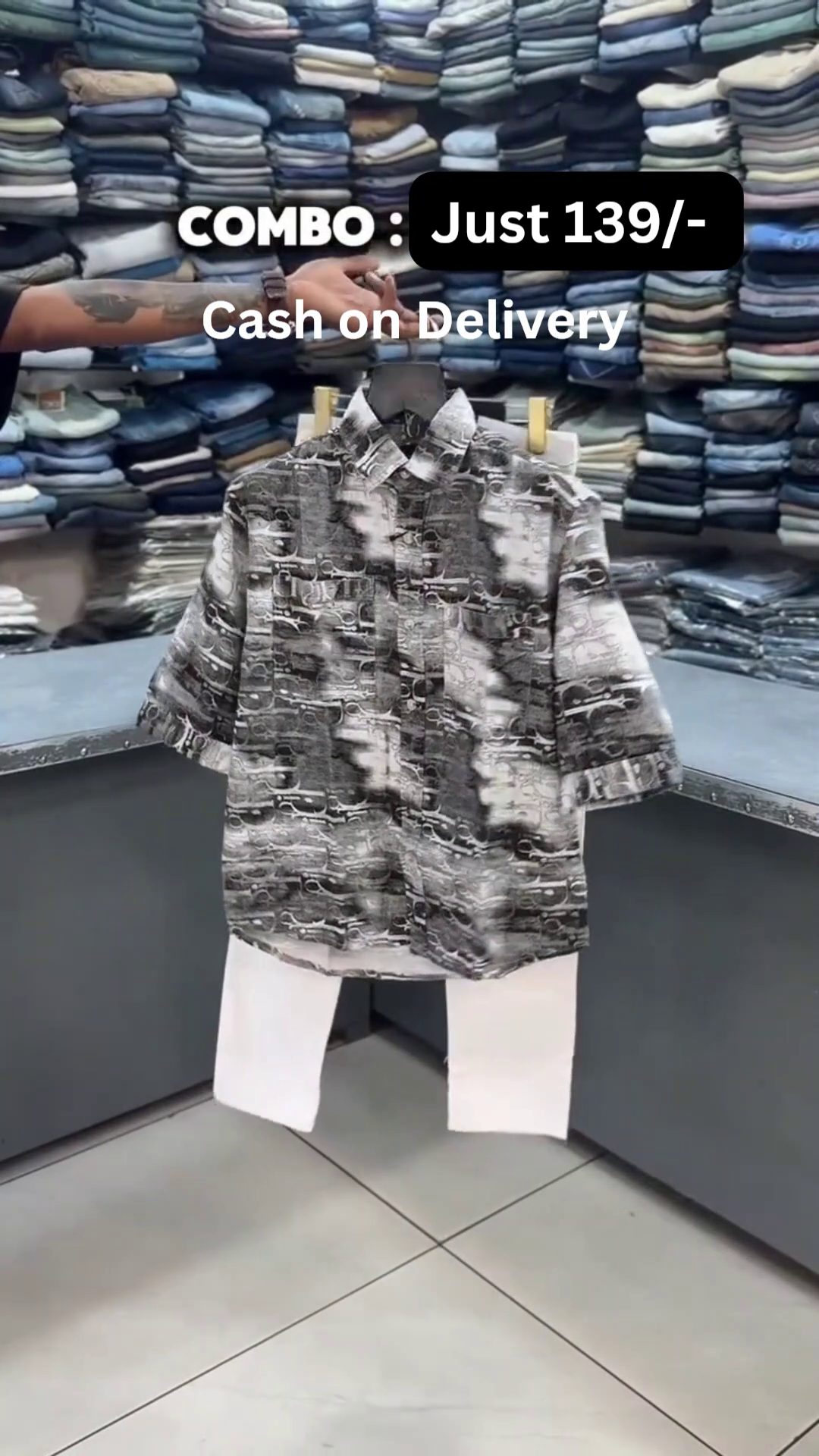 Abstract Multi-Color Printed Short-Sleeve Button-Down Shirt Paired with Dark Wash Straight-Fit Denim Jeans 👖
