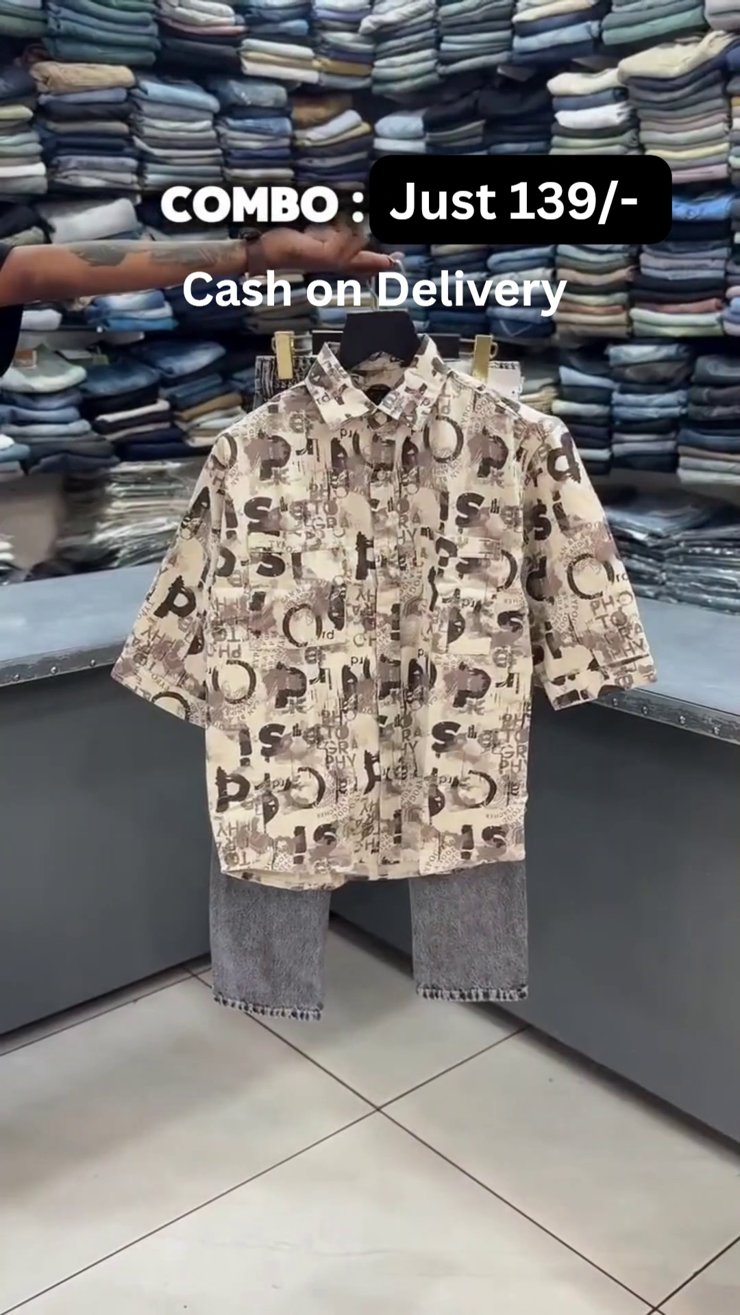 Abstract Multi-Color Printed Short-Sleeve Button-Down Shirt Paired with Dark Wash Straight-Fit Denim Jeans 👖