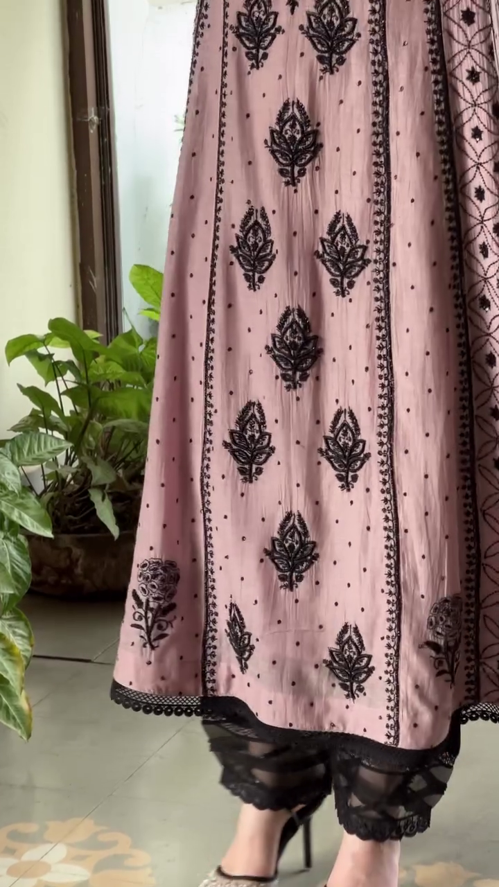 Elegant Dusty Pink Long-Sleeve Ethnic Suit Featuring Intricate Black Floral Thread Embroidery and Matching Printed Dupatta 🖤