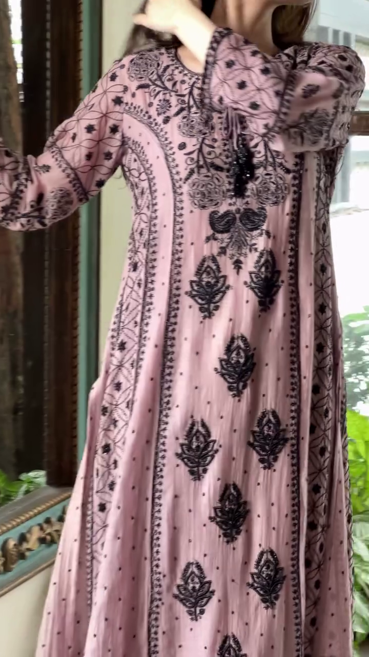 Elegant Dusty Pink Long-Sleeve Ethnic Suit Featuring Intricate Black Floral Thread Embroidery and Matching Printed Dupatta 🖤