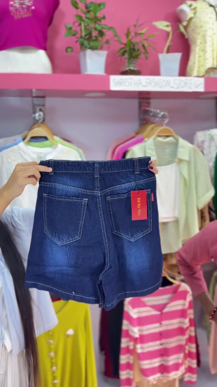 👖 Classic Dark Blue High-Waist Denim Shorts Featuring Contrast Stitching and Red Pocket Tag Detail 💙